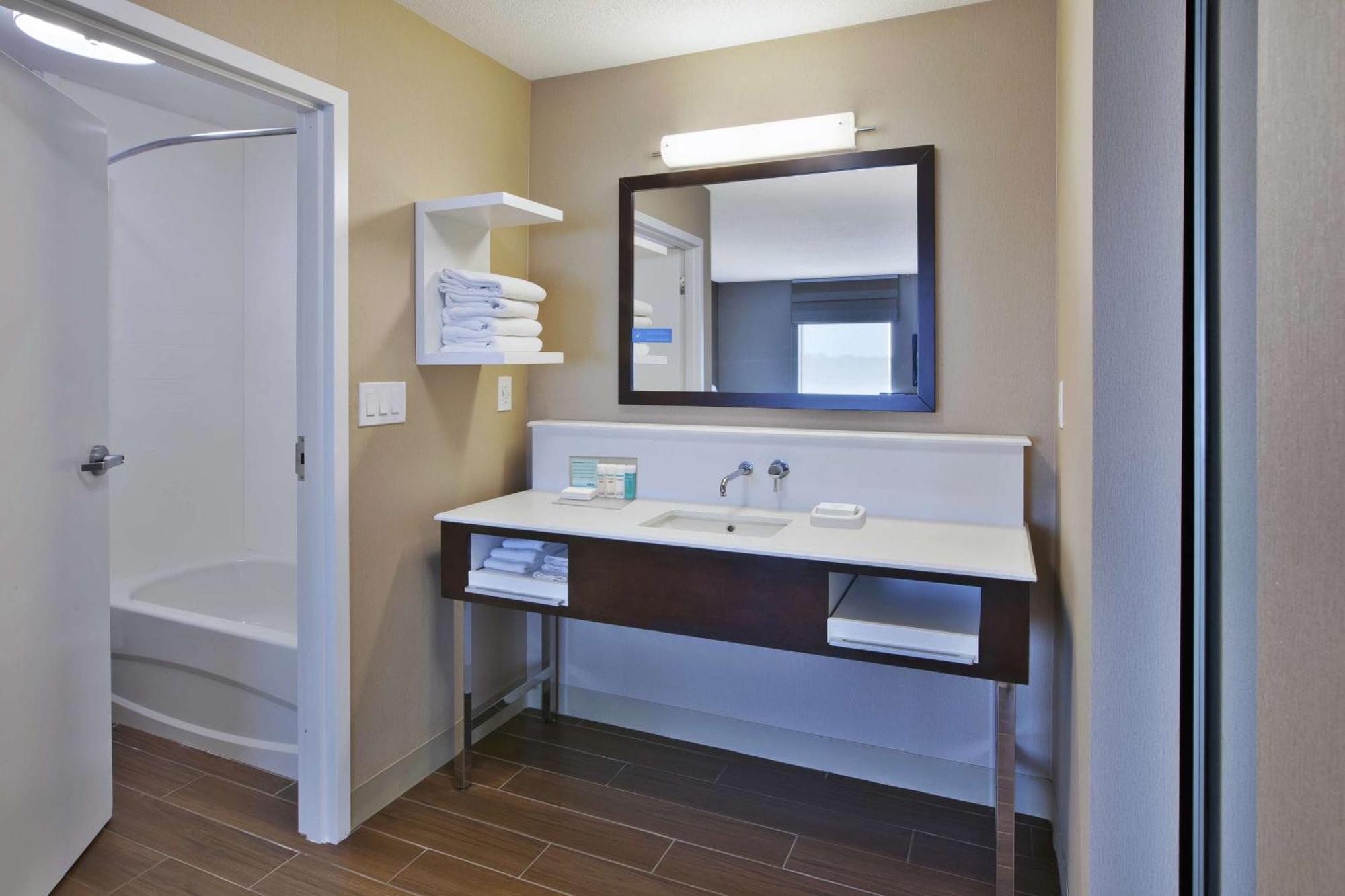 Hampton Inn Commerce/Novi Dış mekan fotoğraf